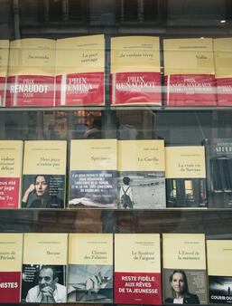 La vitrine des éditions Grasset, rue des Saints-Pères, à Paris