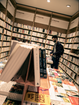 Le rayon poche à la librairie Ici, à Paris