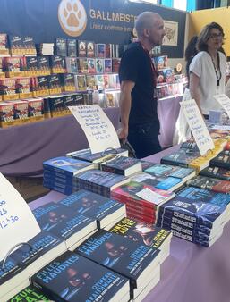 Le Salon du livre prolonge les tables rondes d'auteurs du festival Etonnants voyageurs.
