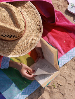 Image d'illustration lecture à la plage