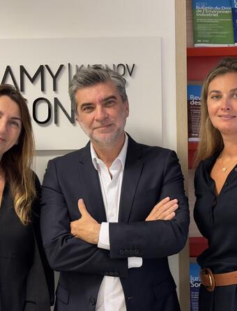 (de g. à d.) Palmira Andrade, Directrice Générale de Lamy Liaisons, Guillaume Deroubaix Président de Lamy Liaisons, et Ondine Delaunay, rédactrice en chef de la LJA, de NextStep et de Droit & Patrimoine