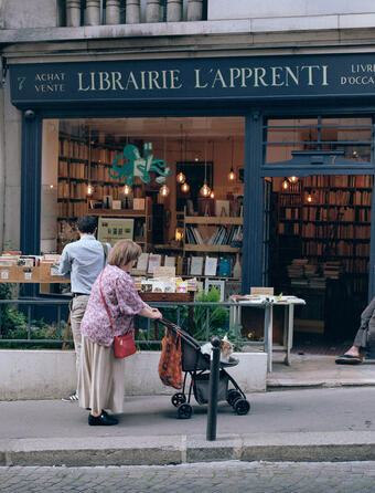 la Librairie L’Apprenti, rue des Fossés Saint-Jacques (5e), s’est transformée et agrandie depuis la conception de l'ouvrage "PARIS est un LIVRE", et a déménagé au 20 rue de l’École Polytechnique (5e), sous les noms des Apprentis.