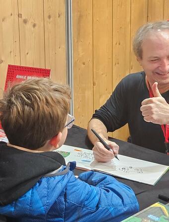 Émile Bravo en dédicace au stand Seuil Jeunesse