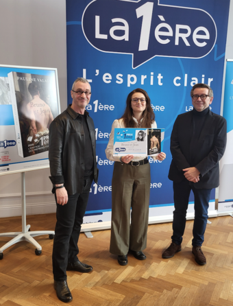 Laurent Dehaussay (animateur de La Première), Pauline Valade (lauréate) et Xavier Huberland (directeur général pôle médias de la RTBF)