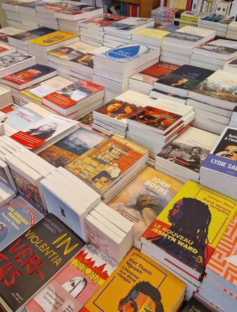 Table de littérature à la librairie Mollat, à Bordeaux