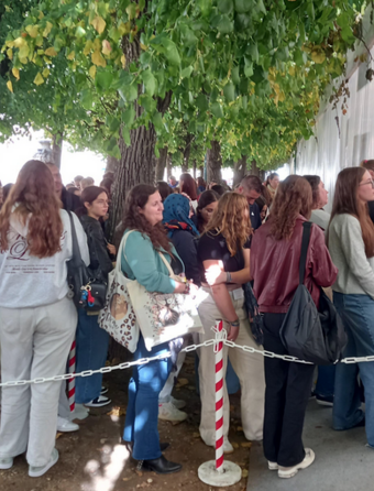 Des lectrices de Lyly Bay attendant de se faire dédicacer leurs achats au festival Le Livre sur la Place de Nancy, en septembre 2025