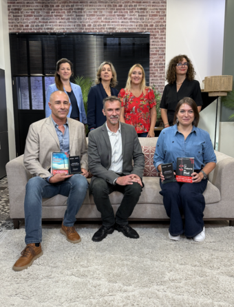 Les lauréats du prix Thriller Télé Loisirs autour du président du jury Franck Thilliez