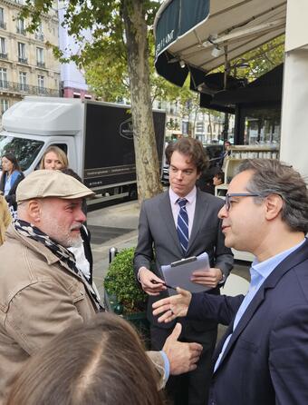Joseph Incardona arrivant au café des Deux Magots pour recevoir son prix