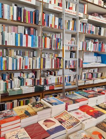 Le rayon littérature de la librairie Mollat, à Bordeaux