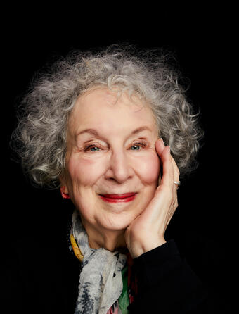 Margaret Atwood Le livre des vies Memoires ecarlates Robert Laffont0.jpg