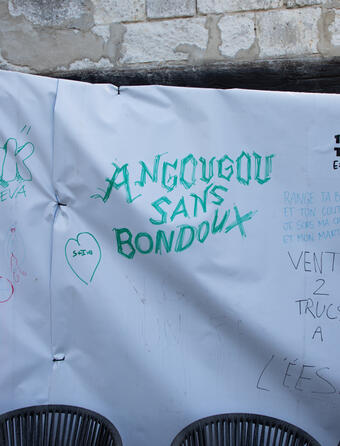 Banderole de manifestation au FIBD 2025