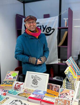 Frédéric Fourreau derrière son stand à BD Boum