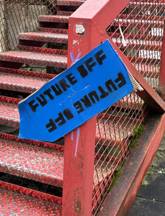 Pancarte du Future Off