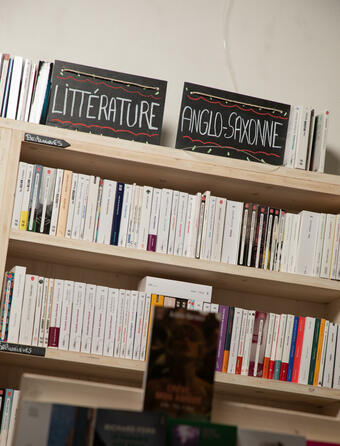 Le rayon littérature anglo-saxonne de la librairie L'Utopie, à Paris
