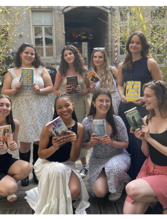 L'influenceuse Lili Books entourée de lectrices