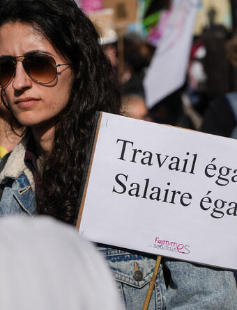 Une manifestante pour l'égalité lors dans la journée internationale des droits des femmes, le 8 mars 2025