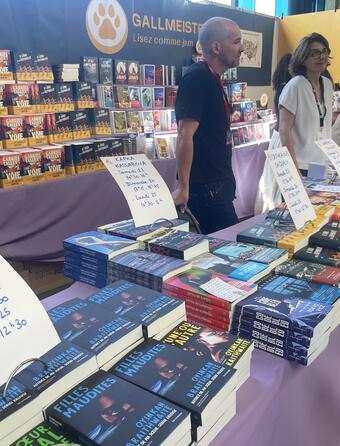 Le Salon du livre prolonge les tables rondes d'auteurs du festival Etonnants voyageurs.