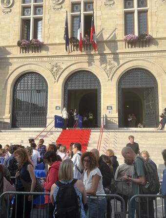 Samedi après-midi, le public se presse devant l'Hôtel de Ville de Vincennes, cœur du festival America.