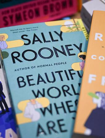 Les livres de Sally Rooney sont interdits à la vente au Royaume-Uni en raison de son soutien au groupe interdit Palestine Action