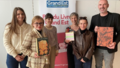 Les membres du jury avec les ouvrages lauréats.
