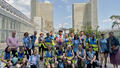 Les participants de Cyclo-biblio rassemblés devant la bibliothèque François-Mitterrand, à Paris, le 14 juin 2025