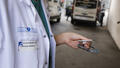 Une infirmière devant les urgences