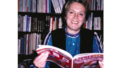 Franca Belfond, feuilletant le magazine Livres Hebdo