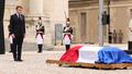Emmanuel Macron devant le cercueil d'Edgar Morin, le 3 juin 2026 aux Invalides