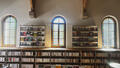 La librairie La Maison des Feuilles a pris place sous les vitraux de la Chapelle de la Gare.