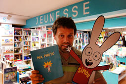 Simon Roguet, gérant de la librairie M'Lire à Laval, membre du réseau de librairies jeunesse Sorcières.