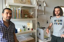 Le médiateur numérique Fabio Venturelli et le fab manager Geoffrey Undereiner, animateurs du fablab de la ludo-médiathèque Jean d’Ormesson, à Nîmes.