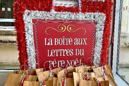 La boîte aux lettres pour recueillir les courriers adressés au Père Noël, à la médiathèque de Garons (Gard).