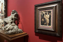 Peinture de Esmeralda, Quasimodo et Claude Frollo de Emeric Timar et une statue anonyme de Quasimodo, exposées à la Maison de Victor Hugo à Paris.