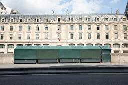 Les boîtes des bouquinistes sur les quais. Au fond la préfecture de Paris.