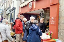 Virginie Symaniec devant la librairie des Métamorphoses (Douarnenez), dans le cadre de sa résidence, fin mai 2024.JPG