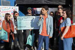 Damien Poulain reçoit le prix Gribouillis jeunesse 2024 pour Birds