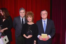 Abnousse Shalmani, lauréate du prix Simone Veil 2024, entourée de Pierre-François Veil et Jean Veil