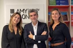 (de g. à d.) Palmira Andrade, Directrice Générale de Lamy Liaisons, Guillaume Deroubaix Président de Lamy Liaisons, et Ondine Delaunay, rédactrice en chef de la LJA, de NextStep et de Droit & Patrimoine