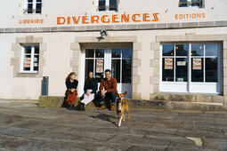 Audrey Pineau Zoé Serafinowicz et Johan Badour devant la Librairie Divergences