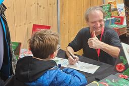 Émile Bravo en dédicace au stand Seuil Jeunesse
