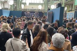 Le Pavillon du Maroc, invité d’honneur du Festival du Livre de Paris 2025, bondé pour la rencontre avec Leïla Slimani.