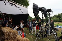 Tournage des "Gendarmes", adapté de la série de BD parue chez Bamboo, dans le parc du château du pont de Veyle. Les deux réalisateurs Stephan Archinard et François Prêvot-Leygonie avec les comédiens Thomas Gloria et Margot Heckmann