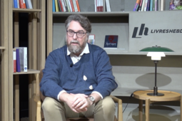 David Meulemans, fondateur des éditions Aux Forges de Vulcain, dans le studio de Livres Hebdo