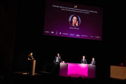 Anne Berest, trophée spécial de l'autrice de l'année.