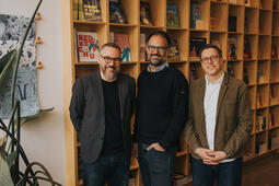 Sylvain Lumbroso, directeur général de Bayard Canada, entouré des co-fondateurs des éditions La Pastèque Martin Brault & Frédéric Gauthier