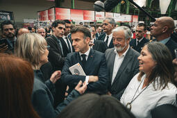 Emmanuel Macron au Festival du livre de Paris, entouré de Françoise Nyssen, Vincent Montagne et Anne-Sylvie Bameule