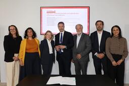 La signature de l'accord code prix en présence de la ministre de la Culture Catherine Pégard au Grand Palais en ouverture du Festival du livre de Paris