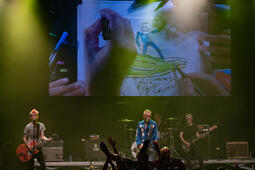 Concert des Wampas pour l'inauguration de Lyon BD 2026, illustré par Émilie Gleason, Pickmean et Chris Regnault