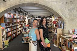 Magali Borgarino et Chloé Azuelos dans leur librairie Mot à mot à Pertuis