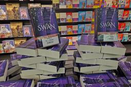 Mise en avant de Swan vol.1 de Sarah Rivens à la Fnac de Saint Lazare à Paris